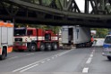 LKW blieb unter Bruecke haengen Koeln Ehrenfeld Innere Kanalstr Hornstr P318